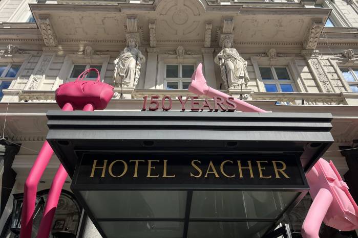La tarta Sacher se introdujo en el menú que servía el hotel, que se consolidó como un gran establecimiento gracias a la habilidad de Anna Sacher, la viuda de Eduard.