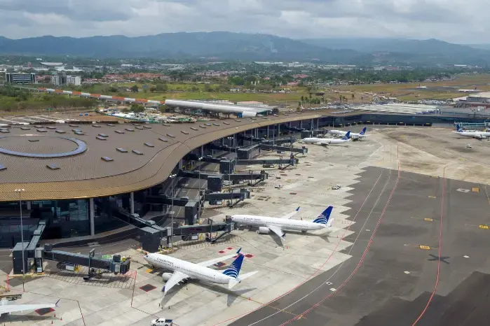 La alerta se activó durante el chequeo de salida en el Aeropuerto de Tocumen. El extranjero fue puesto a órdenes de las autoridades judiciales.