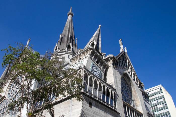 Fotografía que muestra la catedral Basílica Metropolitana de Nuestra Señora del Rosario afectada por un terremoto de magnitud 7,4 este lunes, en Manizales (Colombia).