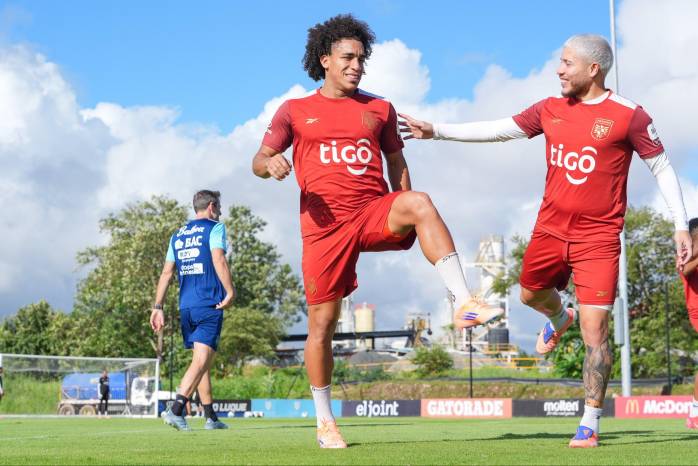 Adalberto Carrasquilla (izq.) y Cristian Martínez durante un entrenamiento con la selección de Panamá.