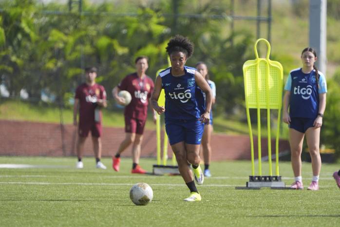 Marta Cox durante un entrenamiento con la selección femenina de Panamá.