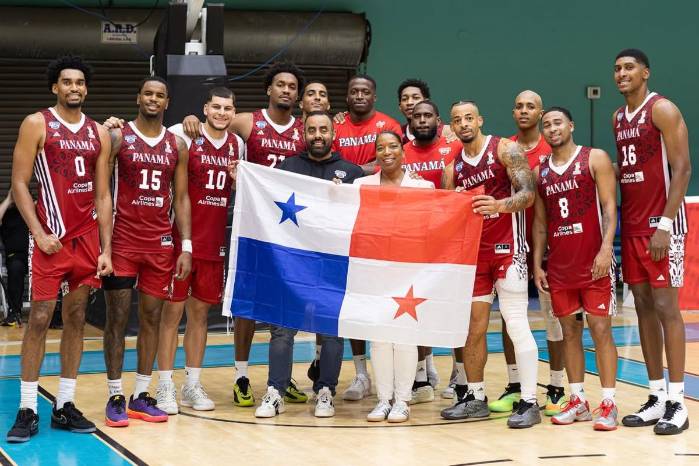 Nicole Wright-Mitchell panameña y madre de la estrella de la NBA, Donovan Mitchell junto al equipo panameño de baloncesto.