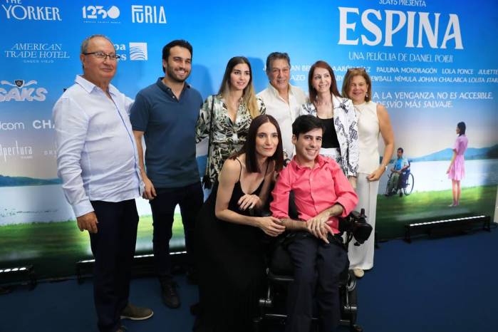 Elenco de Espina durante la red carpet de su premiere en la ciudad de Panamá.