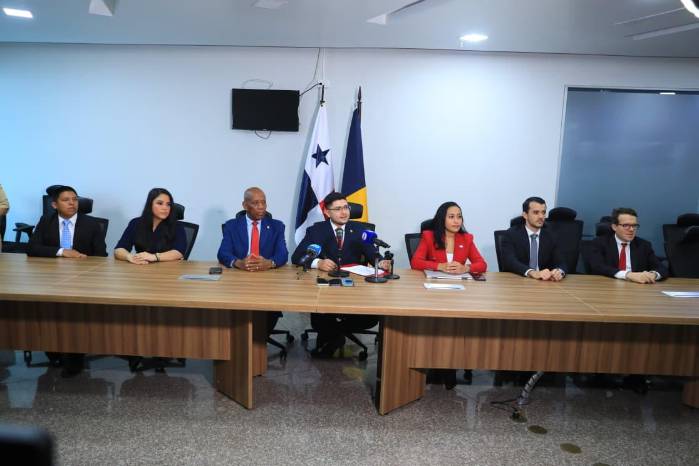 La Comisión de Economía y Finanzas de la Asamblea Nacional en conferencia de prensa, este martes.