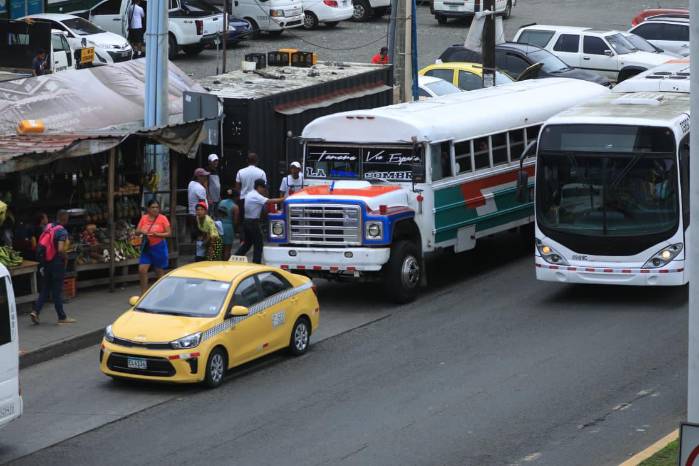 Transporte público desde la zona este de la ciudad capital.