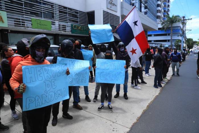 Motorizados de plataformas digitales mantienen protestas en distintos puntos de la capital desde el 13 de abril, tras cambios en el esquema de pagos.
