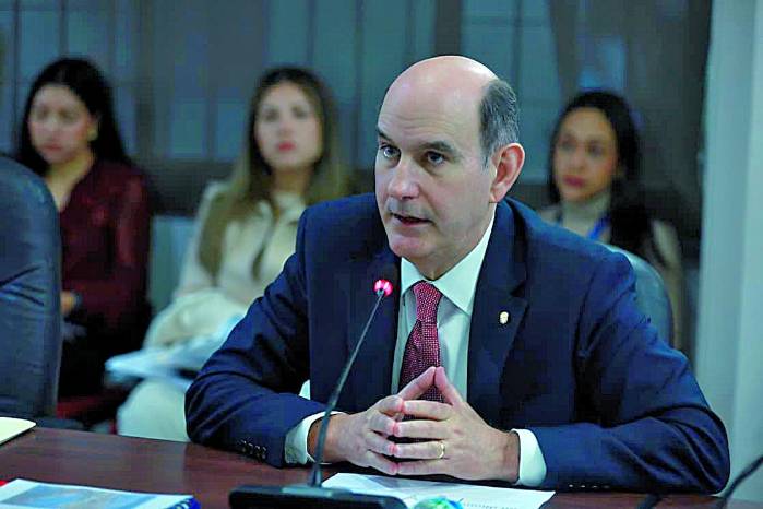 Ministro de Economía y Finanzas, Felipe Chapman.