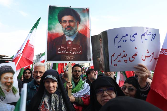 Un hombre iraní sostiene una foto del nuevo Líder Supremo iraní, el Ayatolá Mojtaba Jomení, durante una reunión en apoyo a él en Teherán, Irán, 09 de marzo de 2026.