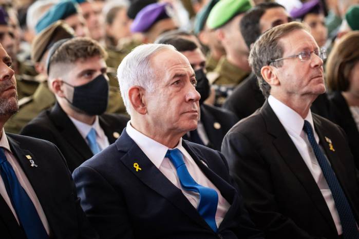El primer ministro israelí, Benjamín Netanyahu, participa en una ceremonia estatal en memoria de los soldados caídos durante la guerra de Gaza de dos años.