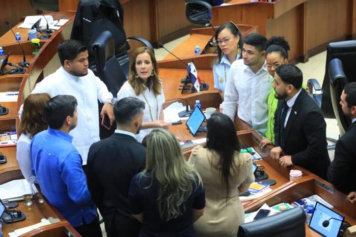 Diputados de la bancada independiente Vamos discutiendo sobre los artículos del presupuesto.