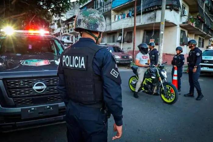 La apariencia y la pertenencia étnica no deben convertirse en criterios para presumir conductas delictivas. La imagen ilustra los controles policiales y el debate sobre los estereotipos en la identificación de posibles infractores.