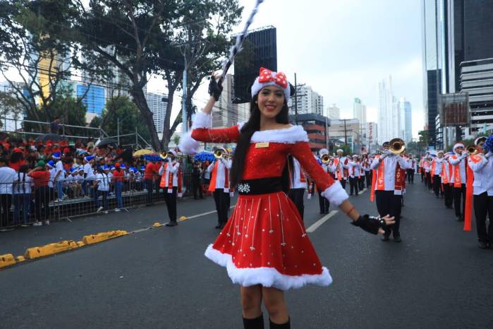 Delegaciones estudiantiles se presentan en el desfile navideño.