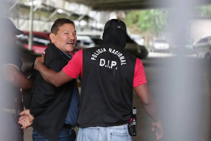 El dirigente sindical Genaro López se mantiene bajo arresto domiciliario.