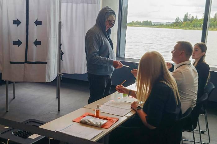 El Movimiento Europeo, principal organización “pro UE” en Islandia, mostró su “decepción” por la derrota y pidió respeto por el resultado pero también por quienes votaron “sí”.