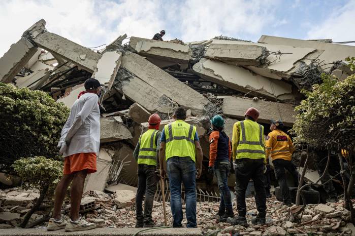 Rescatistas participando en labores de búsqueda en un edificio afectado por los terremotos, en una imagen del sábado en La Guaira (Venezuela).