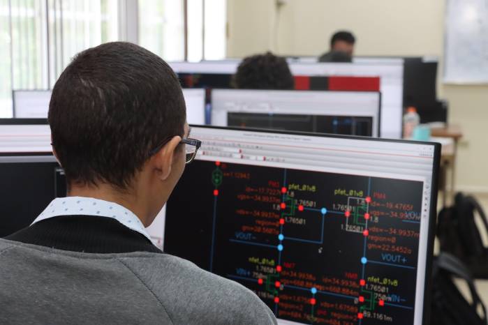 La formación de talento es clave para la incorporación del país en las industrias tecnológicas.