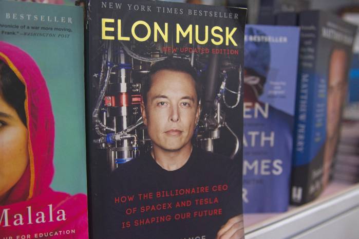 De acuerdo con St. Clair, el acuerdo le habría impedido hablar públicamente sobre Musk, sus empleados o sus socios de manera permanente.