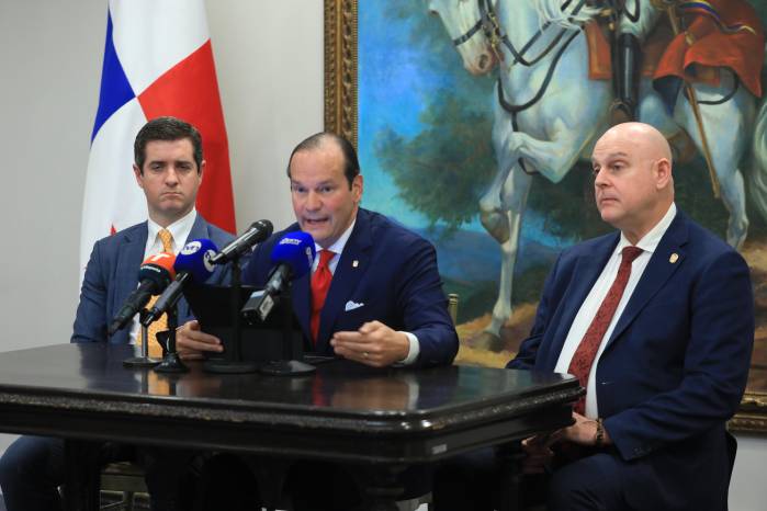 El canciller de la República Javier Martínez-Acha, acompañado de los viceministros de Exteriores Carlos Hoyos y Carlos Guevara Mann.