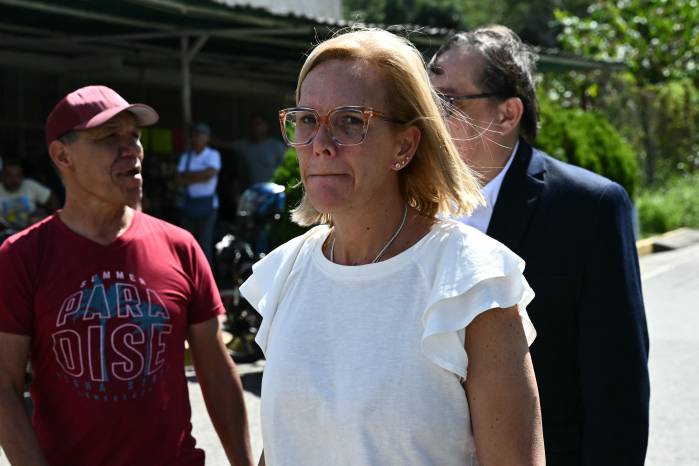 La hija del opositor venezolano exiliado Edmundo González, Mariana González (derecha), y su abogado, José Vicente Haro, caminan a su llegada a la cárcel El Rodeo I en Guatire, estado Miranda, a unos 30 kilómetros al este de Caracas, el 9 de enero de 2026.