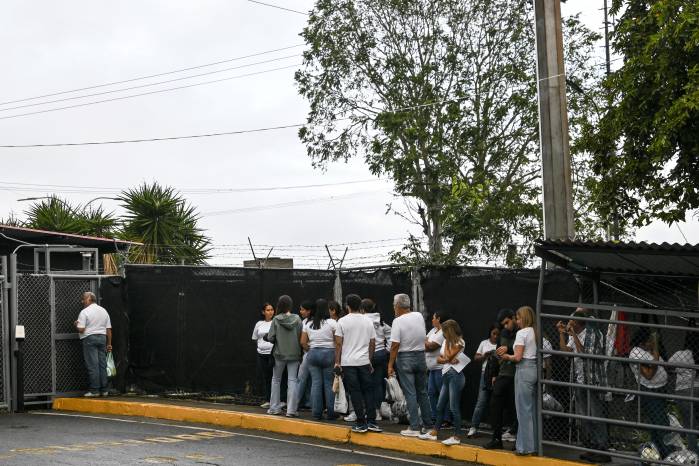 Familiares esperan noticias sobre la liberación de presos en las afueras de la cárcel El Rodeo I, en Guatire, estado Miranda, a unos 30 kilómetros al este de Caracas, el 16 de enero de 2026.