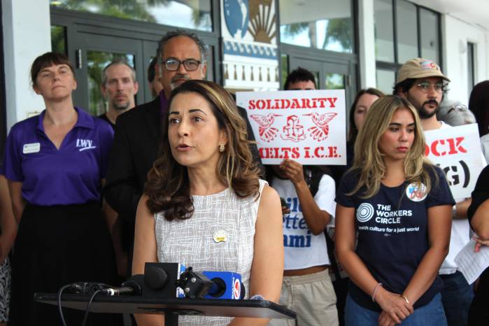 La subdirectora de la Coalición de Inmigrantes de Florida (FLIC), Renata Bozzetto, habla durante una conferencia de prensa este jueves frente al Ayuntamiento de Miami, Florida (EE.UU.).