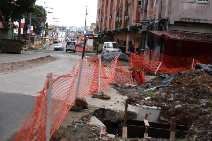 Las calles están destruidas, las aceras intransitables y las obras paralizadas. Así describen los chorrilleros el fracaso del proyecto que debía cambiar su comunidad.