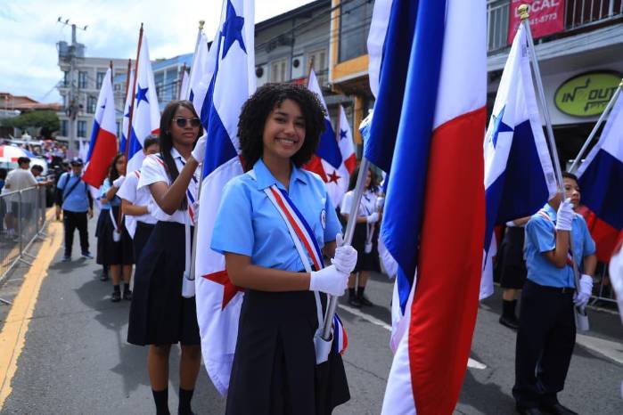 Los estudiantes con meritos o mayor puntajes son elegidos para llevar la bandera nacional dentro de sus colegios.