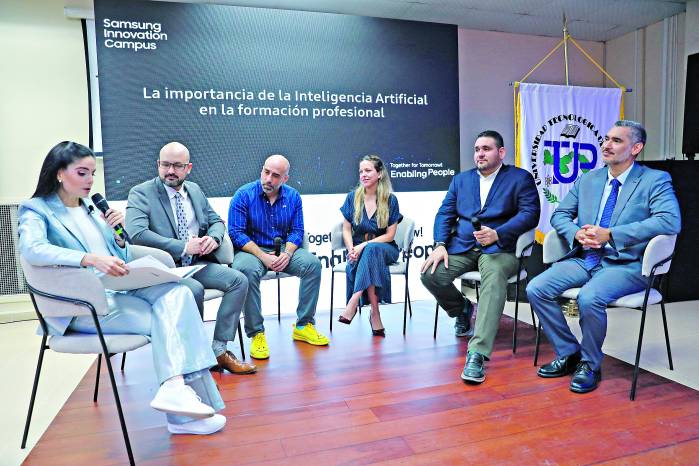 El panel se llevó a cabo en la UTP con las aportaciones de diversos expertos.