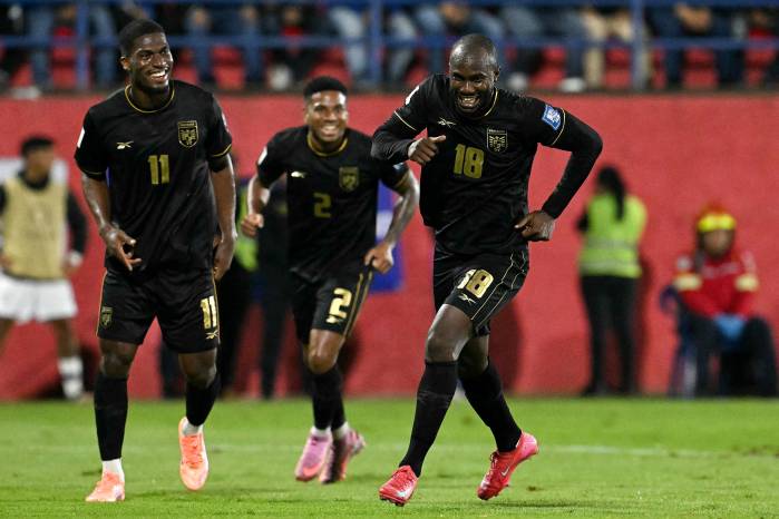 El delantero de Panamá Cecilio Waterman (derecha) celebra con sus compañeros, el delantero Azarías Londoño y el defensor César Blackman, después de anotar el segundo gol de su equipo durante el partido de eliminatorias de la Concacaf rumbo al Mundial FIFA 2026 entre Guatemala y Panamá.
