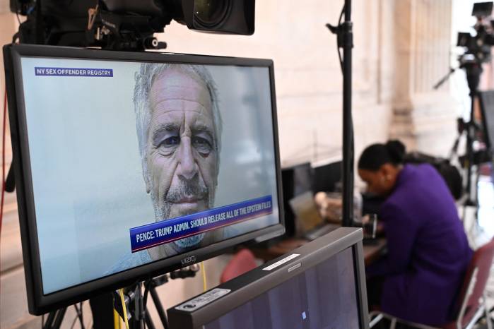 Una foto policial de Jeffrey Epstein, exfinanciero y delincuente sexual convicto, se ve en una televisión en el Capitolio de Estados Unidos, en Washington, D. C.