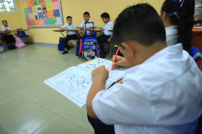 Los estudiantes regresaron este lunes a sus aulas de clases para cumplir con el calendario escolar 2026