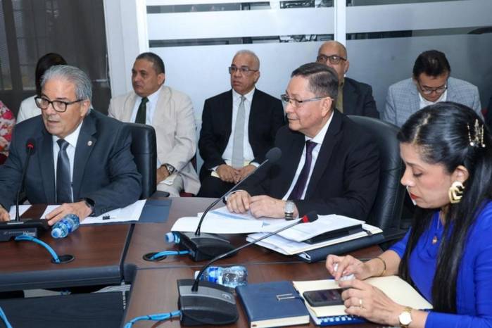La organización señaló que la contratación de médicos extranjeros tampoco resolvería por sí sola las deficiencias del sistema.