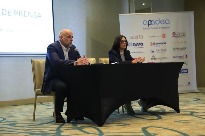 Ian Van Hoorde, presidente de Apadea, y Gina Herrero, primera vicepresidenta de Apadea, este viernes, en conferencia de prensa.