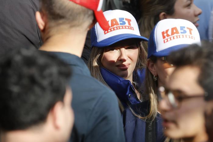 Simpatizantes del candidato a la Presidencia de Chile por el Partido Republicano y el Partido Social Cristiano, José Antonio Kast, llegan a su sede de campaña para seguir los resultados electorales este domingo, en Santiago de Chile (Chile).