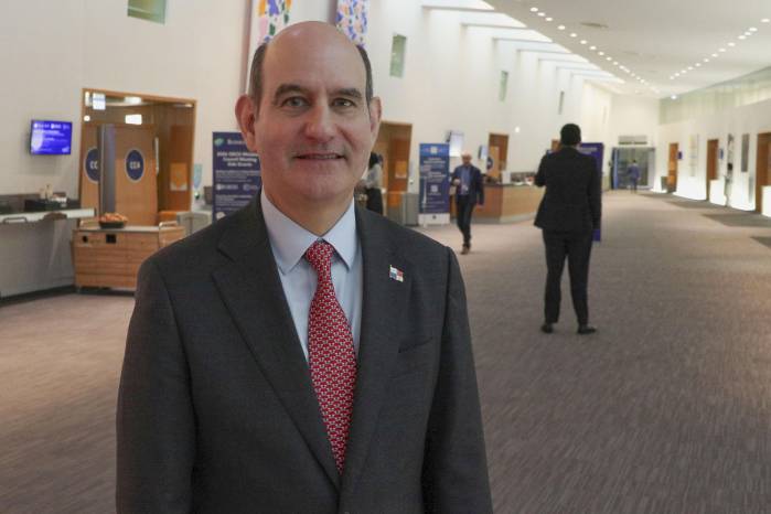 Chapman en la sede en París de la Organización para la Cooperación y el Desarrollo Económico (OCDE), con motivo de su participación en el 18 Foro Económico Internacional sobre América Latina y el Caribe, este martes en Paris.