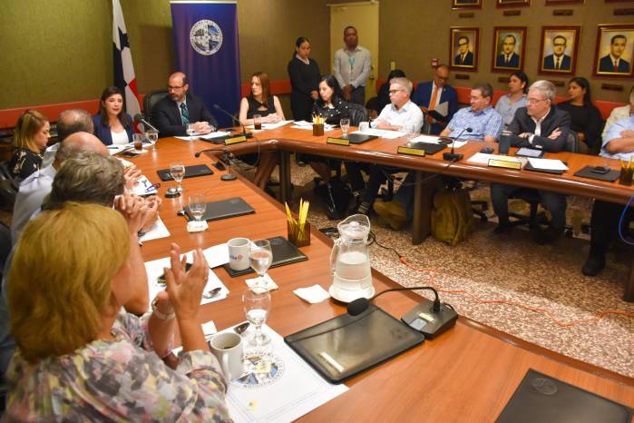 La Capac dio cortesía de sala al equipo del Mitradel.