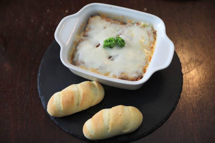 La lasaña de plátano combina el dulzor de la tajada madura con una boloñesa de inspiración italiana.