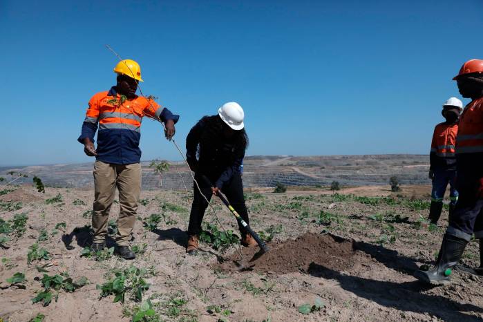 Trabajadores de First Quamtun realizan labores cerca del tajo de la mina de Sentine.