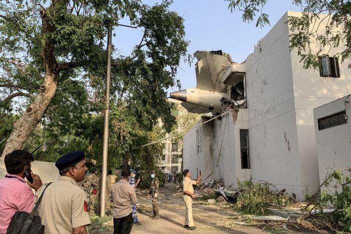La parte trasera del vuelo 171 de Air India se muestra en el lugar tras estrellarse en una zona residencial cerca del aeropuerto de Ahmedabad el 12 de junio de 2025.