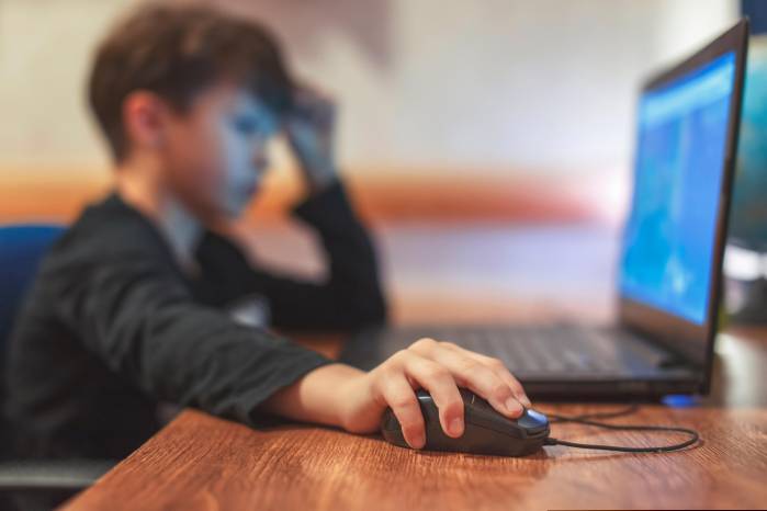 El proyecto responde a una creciente preocupación global por el impacto de las redes sociales en la salud mental de los menores.