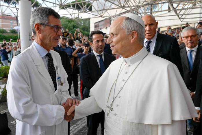 Una decena de minutos después de salir del Policlínico Gemelli, el vehículo del papa fue visto ingresando al Vaticano por una de sus entradas laterales.