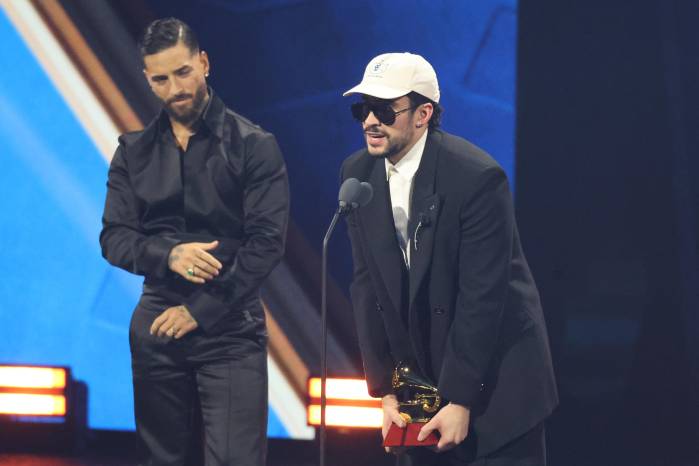 El cantante puertorriqueño Bad Bunny habla luego de recibir el Latin Grammy a Álbum del año este jueves, en Las Vegas (Estados Unidos).