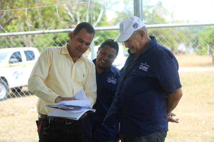 El HR Manuel Rodríguez muestra a los ingenieros Castillo y Clement que el ahorro en consumo eléctrico supera el 50%.