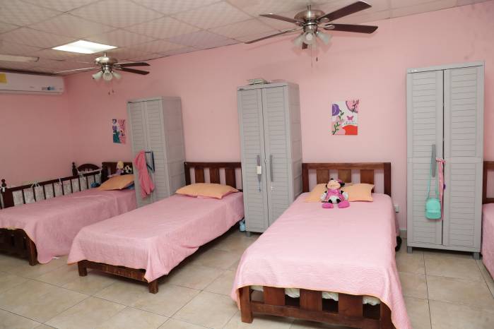 Las habitaciones de las niñas de la Casa Hogar María Guadalupe cuentan con cunas para sus hijos.