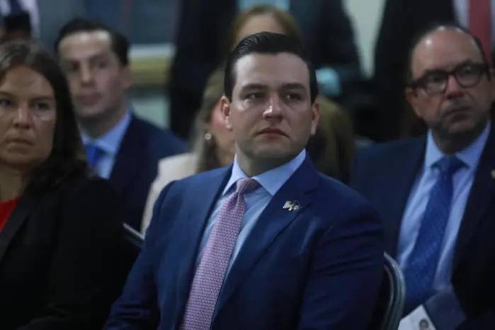 El embajador de EE. UU. comparó las presiones políticas que enfrenta Mulino con las vividas por otros líderes regionales y respaldó su gestión.