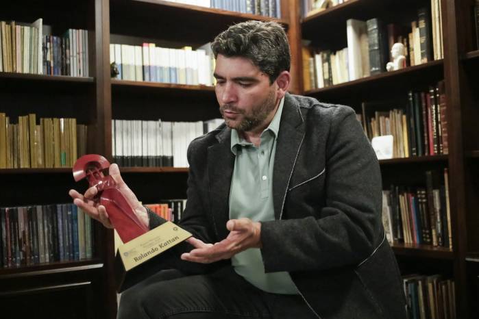El poeta hondureño Rolando Kattan sostiene el Premio Nacional Malinalli, otorgado por la Universidad Juárez Autónoma de Tabasco.