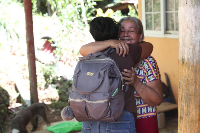 Tras cinco años sin verse en persona, Edilma y su madre, Elena de la Cruz, volvieron a encontrarse en La Zainosa, una comunidad afectada por el terremoto con epicentro en La Pitaloza.