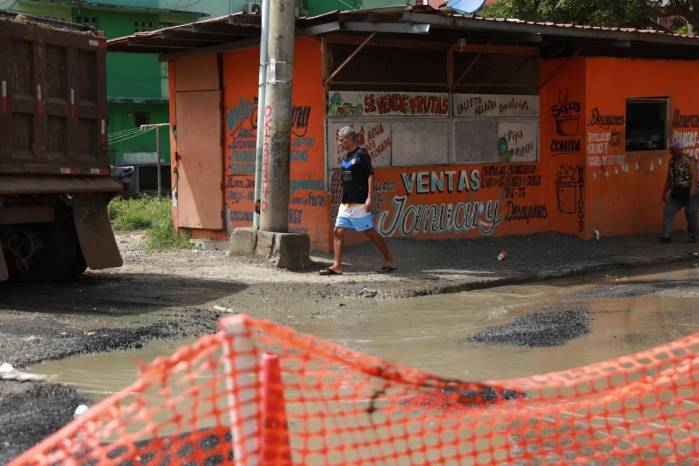 Residentes denuncian el mal estado de calles y aceras tras más de tres años de obras inconclusas en el proyecto de renovación urbana de El Chorrillo, valorado en más de $62 millones.