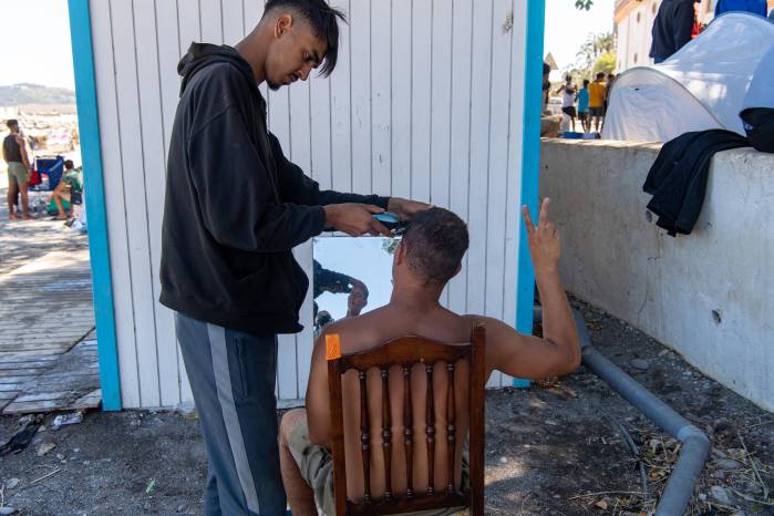 La playa del Trampolín ha sido el sitio donde pernoctaron los migrantes tras cruzar la fronera con Ceuta.