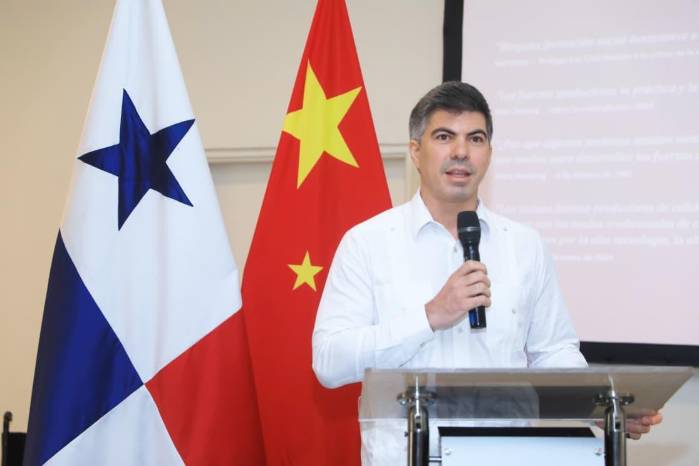 Richard Morales, docente universitario, durante su ponencia.